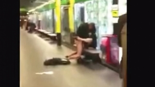 Двойка го удари на секс в метрото (ВИДЕО)