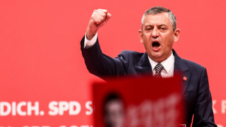 Десетки хиляди хора протестираха в Анкара преди ключовото съдебно заседание