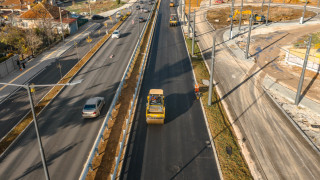 Полагат последен пласт асфалтобетон в новия участък от бул. "Рожен" в София