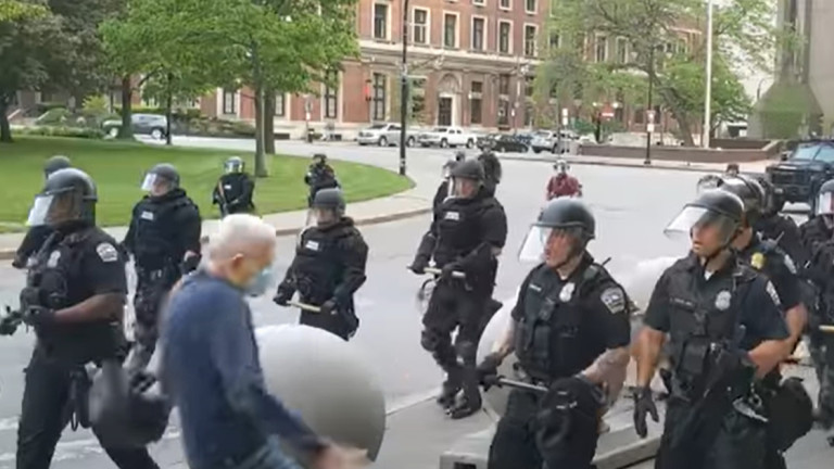 Полицейската бруталност в САЩ продължава, в Бъфало блъснаха и раниха 75-годишен мъж