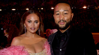 Семейството на Джон Леджънд и Криси Тейгън стана малко по голямо