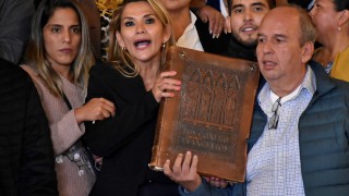 Въоръжените сили на Боливия изразиха подкрепа за опозиционния сенатор Жанин