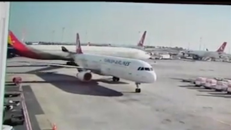 На международното летище Ататюрк в Истанбул са се ударили два