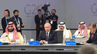 Сърдечното ръкостискане между руския президент Владимир Путин и саудитския престолонаследник