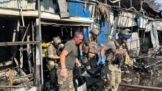 17 загинали и над 30 ранени, след като руска ракета удари пазар в Източна Украйна