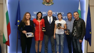 Министър Кралев награди самбистките за отличията на Мондиала в Южна Корея