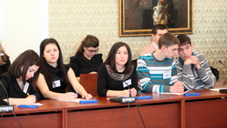 Ученици дискутираха в парламента онлайн правата на младежите 