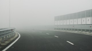Засилен трафик и намалена видимост поради мъгла на някои места в страната