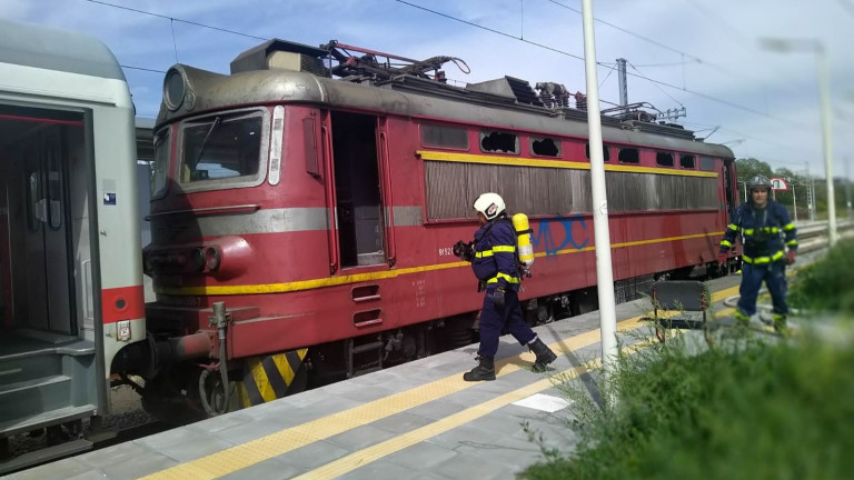 Вагон на пътнически влак се запали на гарата в Шумен