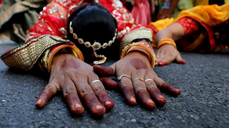 "Хинду": Рухналият в Индия мост е бил отворен незаконно