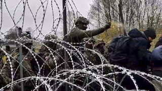 Мигранти блокирани в Беларус са хвърляли камъни и клони по