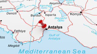 Турските спасителни служби издирват девет членове на екипажа на търговски