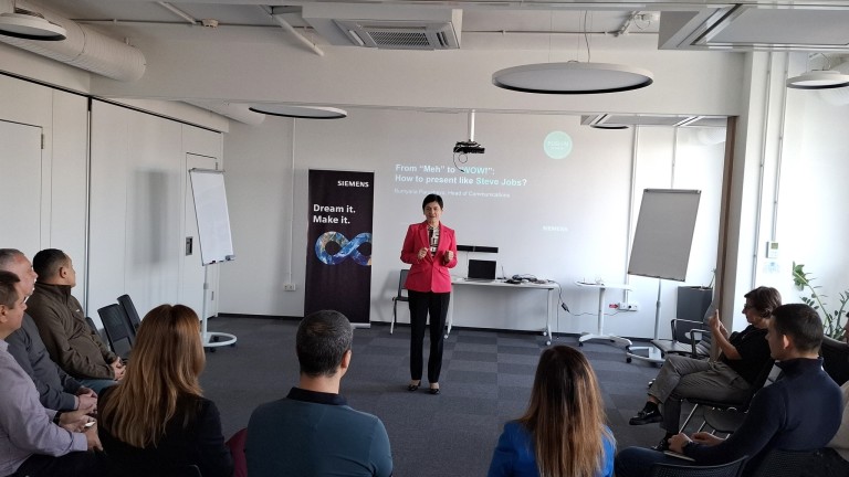 Главният изпълнителен директор на компанията д-р инж. Боряна Манолова в ролята на обучител във Fusion Academy