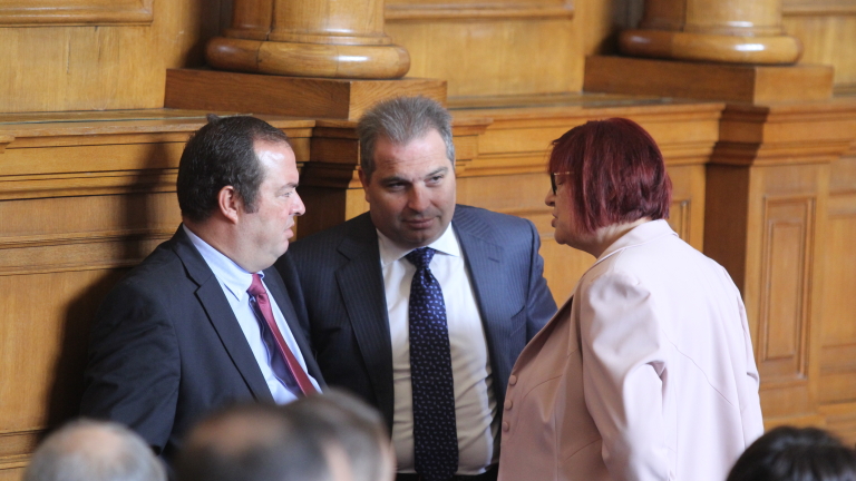 Два законопректа за задължителната казарма гледа парламентът