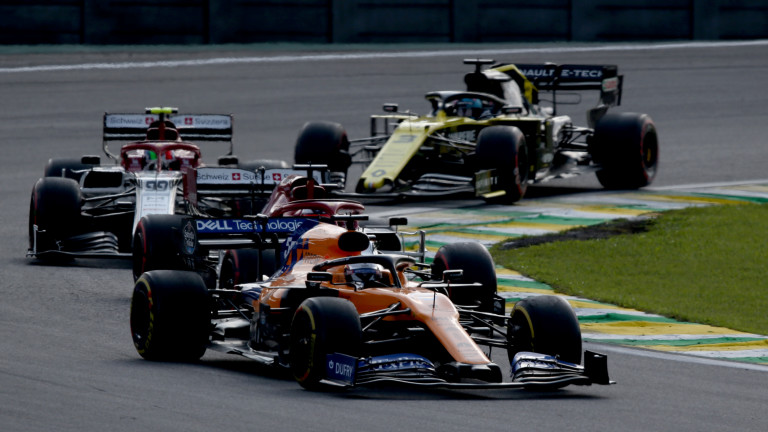 Формула 1 ще спасява сезона със стартове през август
