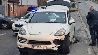 Джип с мигранти се заби в патрулка при гонка в Казанлък