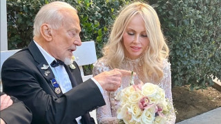 Буквално за една нощ Бъз Олдрин се превръща в един