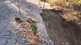 Пропаднал участък от пътя за зимния рилски курорт Боровец застрашава