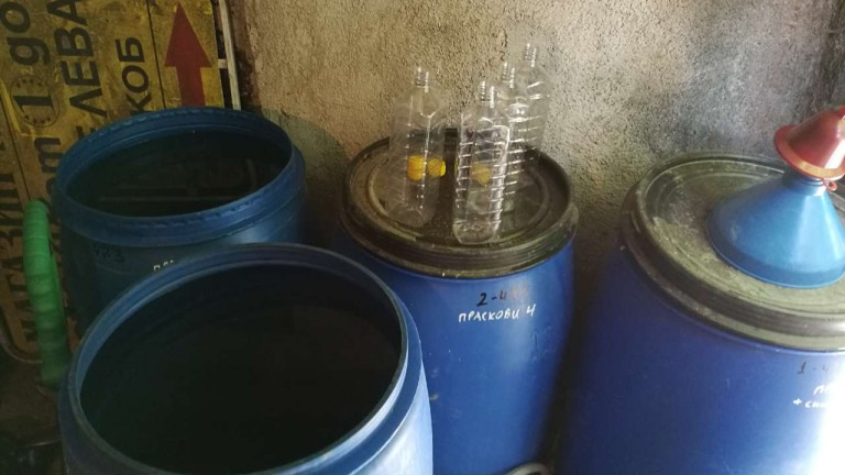 Откриха тон нелегален алкохол в къща в Пловдивско