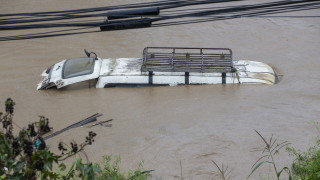 Най малко 43 души са загубили живота си след като проливни