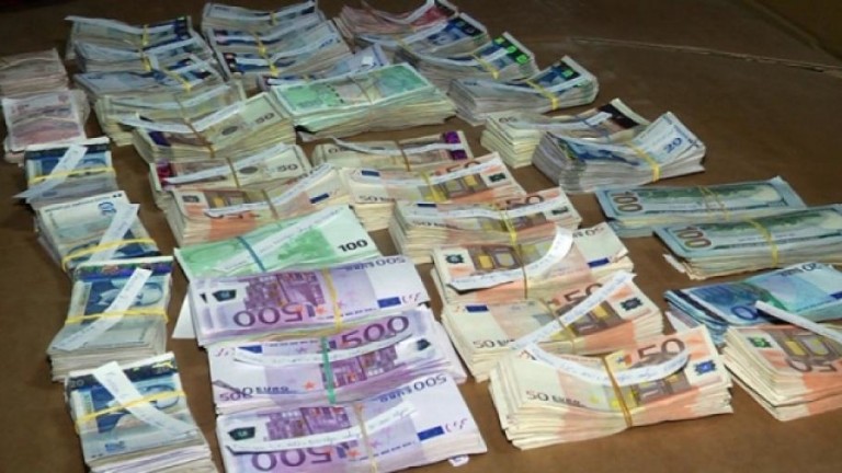 Митничари откриха контрабандна валута за близо 60 000 лв. в