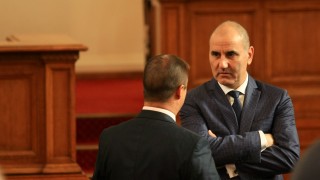 Вотът на недоверие срещу кабинета е сред водещите теми на