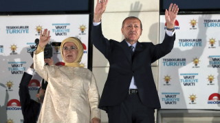 Турският президент Реджеп Тайип Ердоган спечели абсолютно мнозинство на президентските