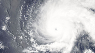Обявиха тревога на Хавайските острови заради урагана Лейн от пета