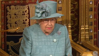 В рядко обръщение към нацията кралица Елизабет II уведомява британците