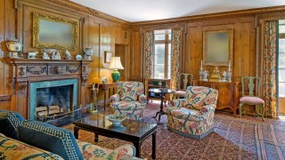 Разхождайки се във всекидневната си милиардерът Дейвид Рокфелер ежедневно се