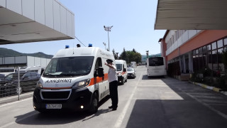 С два специализирани автомобила ескортирани от полицейски служители три деца