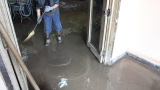 Наводнени мазета подкопават основните на блок в Русе 