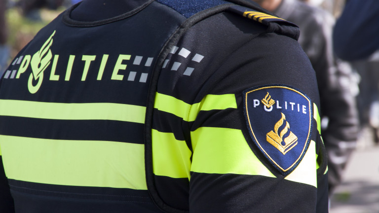 В Холандия заловиха петима, обрали камион в движение с телефони за $590 хил.