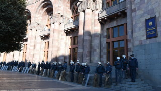 Арменската полиция арестува демонстранти в столицата Ереван Гражданите на страната