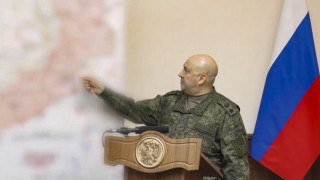 Генерал Сергей Суровикин седнал с автомат на коляно записа призив