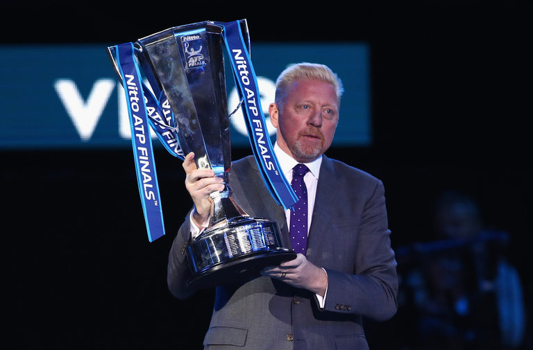 Бекер изнася купата на финалния Мастърс, с цел да я сервира на Григор Димитров