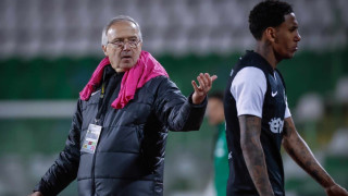 Футболистът на Лудогорец Руан Секо отсвири треньора Георги Дерменджиев при смяната си