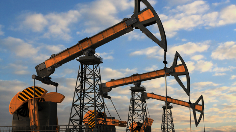 Добивът на петрол в ОПЕК на рекордни равнища. Цените падат
