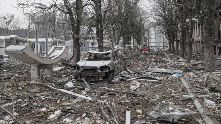 В Украйна руските военни бомбардират цивилни с касетни боеприпаси