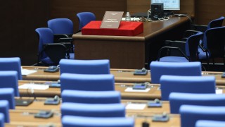 Заради липсва на кворум заседанието на парламента се провали
В зала присъстваха