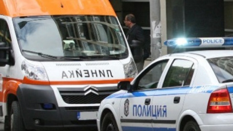 Автомобил и автобус се сблъскаха на оживен булевард във Враца,