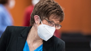 Германският министър на отбраната Анегрет Крамп Каренбауер в интервю за медийната