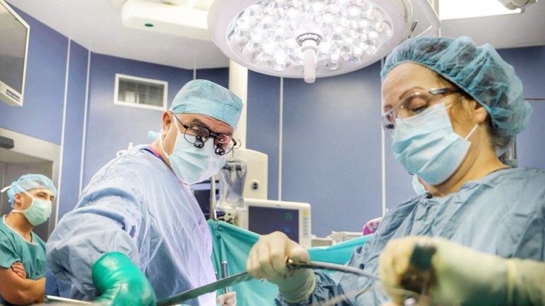 Екипи на ВМА и „Пирогов” оперираха бебе с рядък тумор