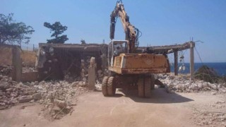 В района на Атина разрушават незаконни къщи