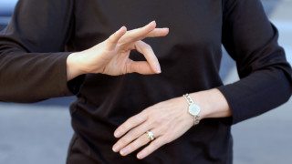 Правителството одобри промени в Закона за българския жестов език с