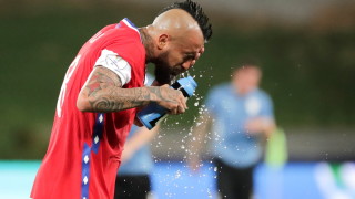 Полузащитникът на Коло Коло Артуро Видал язди кон на представянето след