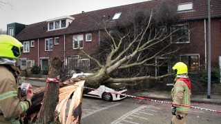 Силните зимни бури които удариха Европа с урагани ветрове и