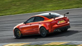 Суперседанът Jaguar XE SV Project 8 постави нов рекорд на
