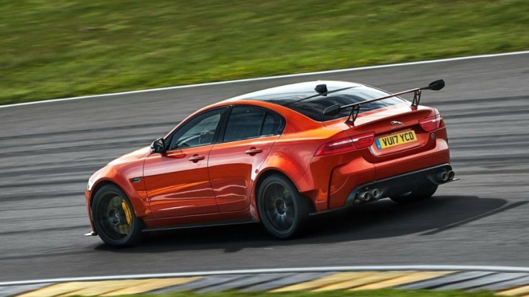 Jaguar стана най-бързата кола с четири врати на Нюрбургринг (ВИДЕО)