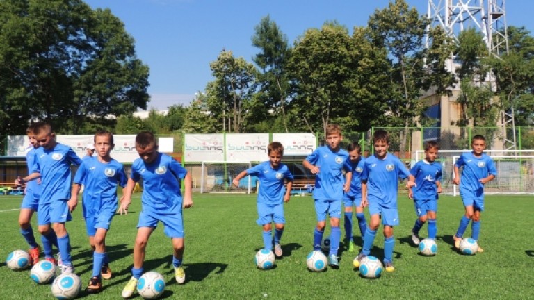 Талисманът Лъвски зарадва десетки деца на турнир в Бургас